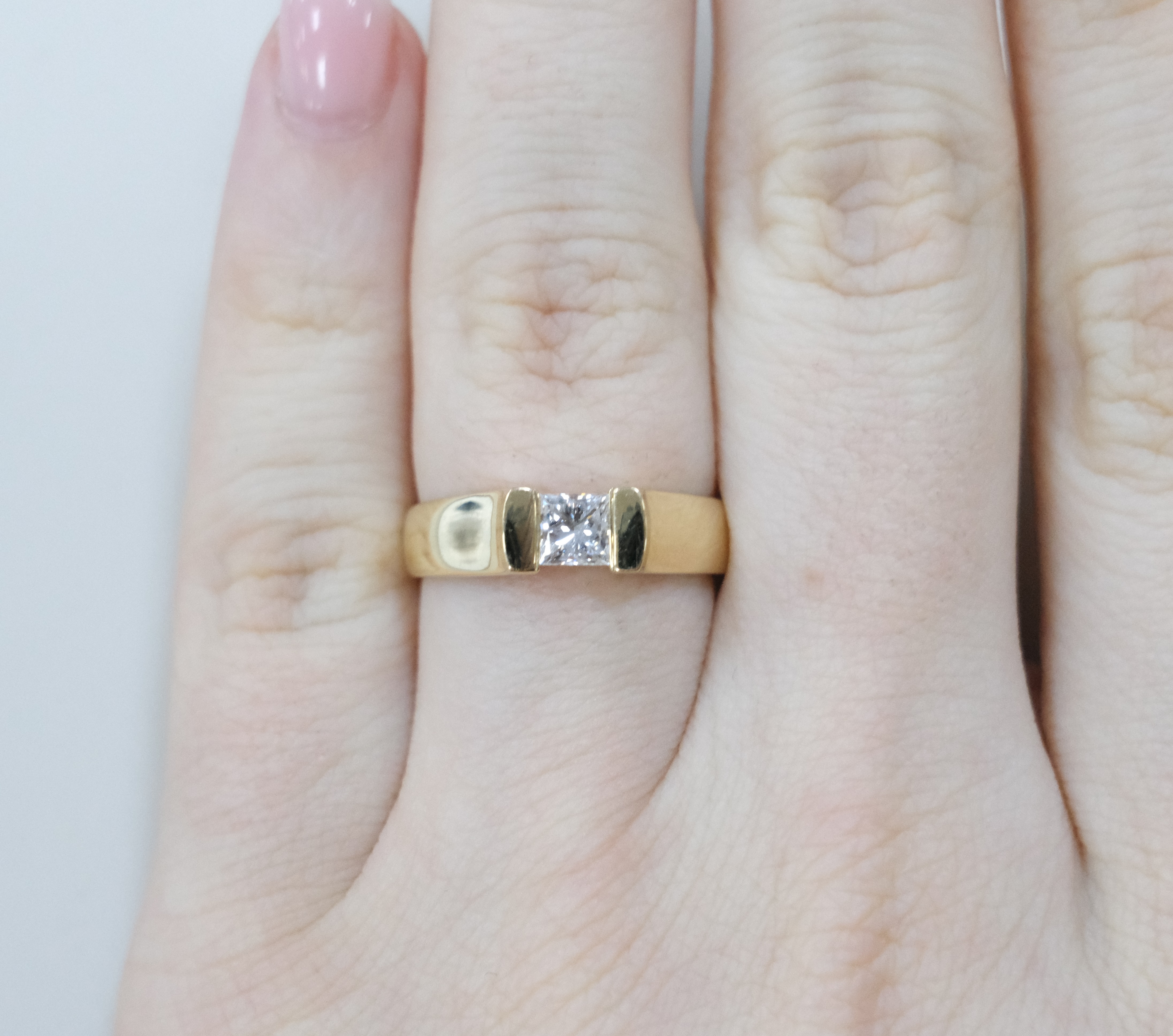 Кольцо из желтого золота с бриллиантом